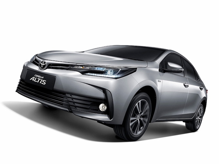 Mẫu xe Toyota Corolla Altis là một trong những chiếc sedan bán chạy nhất thế giới. Tại thị trường Việt gần đây, doanh số của mẫu xe này càng ngày ít so với các đối thủ trong phân khúc sedan hạng C. Doanh số hết tháng 5 của dòng xe này chỉ đạt mức 1.527 xe. Trong khi đó, Mazda3 bán được 4.892 xe cùng kỳ.