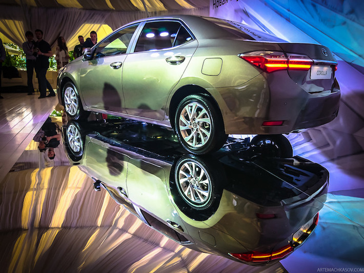 Ở hai bên thân xe, Corolla Altis có những bộ mâm đúc mới cho tất cả các phiên bản, trong khi đuôi xe chỉ được cải tiến nhẹ với đèn hậu LED. Toyota cũng bổ sung thêm cho chiếc xe tới 6 màu mới là nâu Phantom Brown, trắng thường Super White, xám ánh kim Grey Metallic, trắng pha lê ngọc White Pearl Crystal, bạc ánh kim Silver Metallic và đen Black Mica.