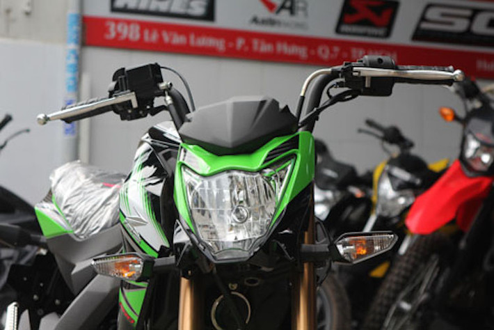 Ngay từ tên gọi đã chỉ ra, Z125 là thành viên mới nhất trong "gia đình" naked bike Z-Series của Kawasaki, vốn nổi tiếng với những "người anh lớn" như Z800 hay Z1000. Chính vì vậy, Z125 thừa hưởng rất nhiều các chi tiết thiết kế mang đậm ảnh hưởng từ những chiếc Z lớn hơn. Mặc dù vậy, chiếc xe cũng có những nét cá tính riêng, chẳng hạn như cụm đèn pha sắc sảo và kéo dài theo chiều dọc.