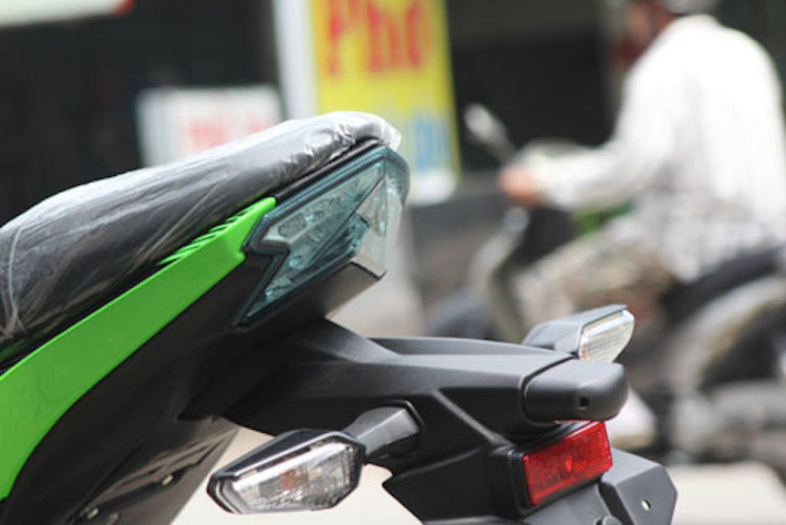 Đèn hậu của Z125 nổi bật với nhiều bóng đèn nhỏ và xếp thành hình chữ Z đối xứng độc đáo, tương tự như "đàn anh" Z800. Cụm xi-nhan được tách rời và tích hợp vào chắn bùn sau của xe.