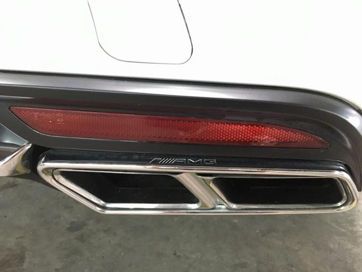 Ở phía sau, chiếc S500L cũng được thay toàn bộ cản hậu bằng loại của S65 AMG. Ngay cả chụp ống xả hình bình hành đặc trưng của AMG cũng có mặt trên chiếc xe.