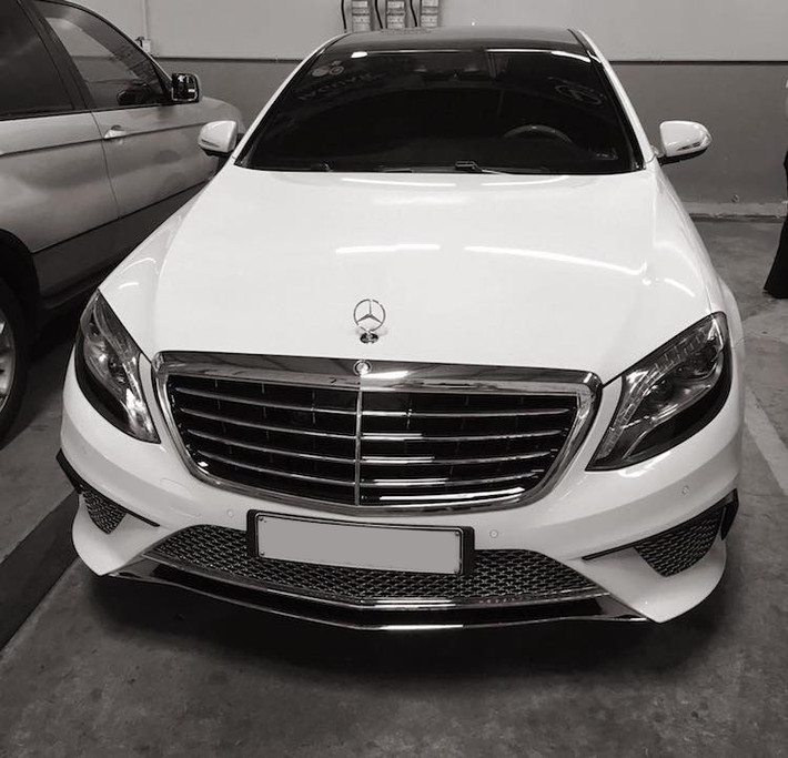 Tuy nhiên do S65 AMG dựa trên các phiên bản S-Class bình thường nên những chiếc S-Class phiên bản thấp hơn vẫn có thể lắp được những chi tiết ngoại thất chỉ có trên S65. Bằng cách trang bị full bodykit của phiên bản thể thao Mercedes-AMG S65, một chủ xe Mercedes S500L tại Sài Gòn đã "hô biến" chiếc xe của mình với ngoại hình y hệt dòng sedan hạng sang mạnh mẽ nhất nhà Mercedes.