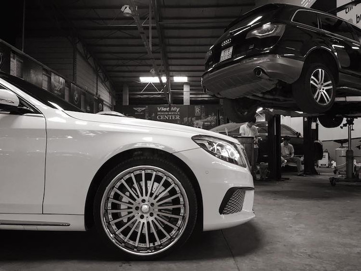 Thay vì bộ mâm nguyên bản của S65 AMG, chủ của chiếc S500L này đã lựa chọn một bộ mâm độ 22 inch "hàng thửa". Với thiết kế nhiều nan, bộ mâm này đã khiến cho chiếc xe ấn tượng và thể thao hơn mà không mất đi nét thanh lịch vốn có.
