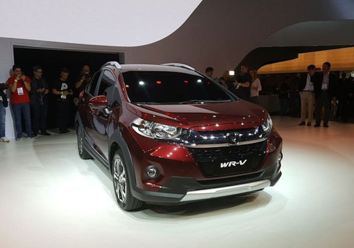 Hiện tại, Honda chưa công bố hình ảnh nội thất của WR-V, và chiếc xe trưng bày tại Brazil cũng có các cửa kính đen. Tuy nhiên theo hãng hứa hẹn, cabin của xe sẽ đem tới "sự tiện ích và rộng rãi phía trong thân xe nhỏ gọn".