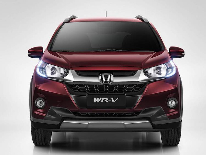 Ở phía trước, WR-V sở hữu "bộ mặt" đầy cá tính và mang đặc trưng của Honda, với những đường nét nổi rõ và cụm lưới tản nhiệt với thanh ngang mạ chrome dầy. Dù là một mẫu xe giá rẻ nhưng Honda cũng đã trang bị cho WR-V đèn pha với các dải đèn LED ban ngày như nhiều mẫu xe cao cấp hơn.