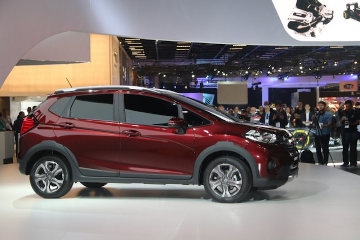 Không chi có "phom" giống Honda Fit, WR-V cũng có hệ động lực được "bê nguyên" từ mẫu hatchback này với động cơ VTEC 1.5l nạp khí tự nhiên 116 mã lực, kết hợp với hộp số vô cấp CVT và hệ dẫn động cầu trước.