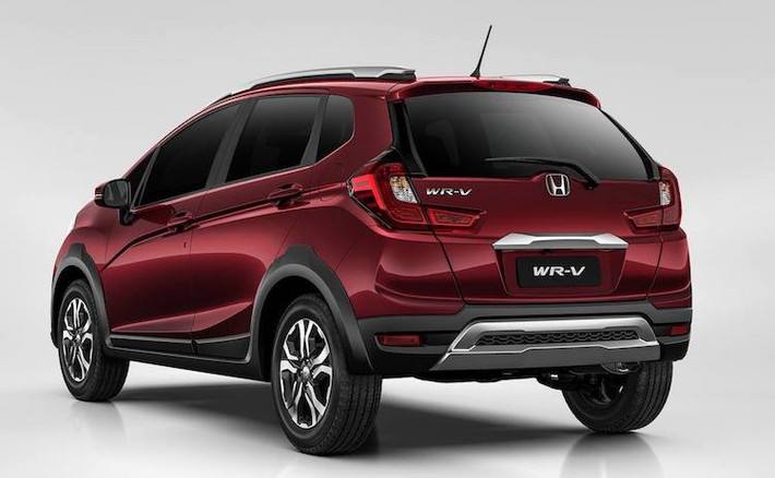 Trong khi đó, phía sau WR-V đơn giản hơn với cụm đèn hậu hình chữ L. Giống như nhiều mẫu crossover cỡ nhỏ khác, chiếc xe được ốp nhựa đen xung quanh thân để tạo cảm giác khỏe khoắn hơn. Phần thân xe của WR-V có "phom" khá giống chiếc Fit của Honda hiện tại.