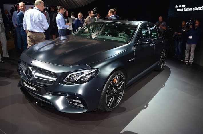 Cũng giống như những chiếc E63 AMG thế hệ mới khác, Mercedes E63S AMG Edition 1 sở hữu thân xe với bodykit thể thao khác biệt so với những chiếc E-Class "bình dân" khác. Tuy nhiên trên phiên bản này, Mercedes đã trang bị cho xe bộ mâm 7 cánh kép 20 inch và màu sơn Designo Night Black Magno đen mờ cực "ngầu".