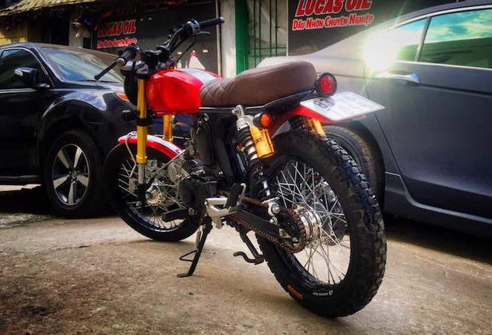 Với "dàn chân" sử dụng niềng Racing Boy, moay-ơ chrome và phuộc Ohlins ở phía sau, chiếc 67 cổ điển đã trở nên hiện đại hơn, đồng thời mang hơi hướng phong cách scrambler đang được ưa chuộng trên Thế giới.
