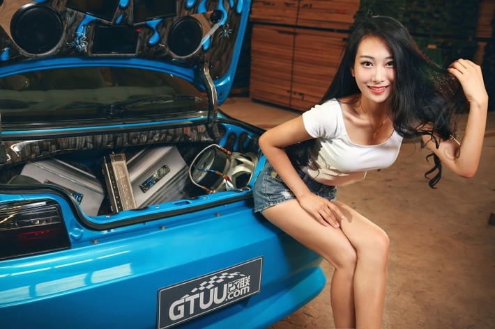 Phần còn lại của hệ thống âm thanh được đặt phía sau khoang hành lý, với toàn bộ không gian được dành cho amplifier và các cục loa sub. Theo phong cách Mỹ, nắp khoang hành lý của xe cũng được lắp đặt các màn hình.