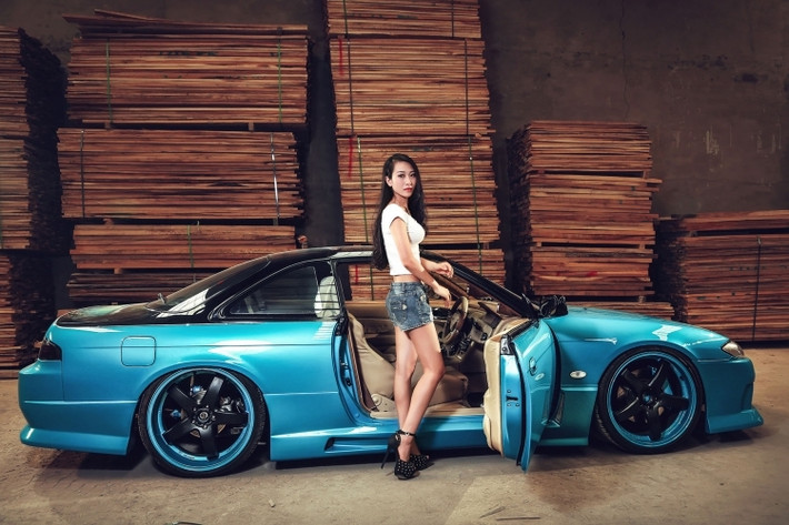 Chiếc Silvia đang cùng "so dáng" với mẫu nữ Trung Quốc này thuộc thế hệ thứ 6 của dòng xe với tên mã S14.Được giới thiệu tại Nhật Bản năm 1993, thế hệ S14 thấp và rộng hơn S13. Kiểu thiết kế thân xe với những đường nét cong tròn cho ta cảm giác như chiếc xe to hơn so với thực tế. Khoảng cách giữa hai trục bánh xe và bề rộng lốp cũng được tăng lên, đem lại khả năng vận hành ổn định hơn.