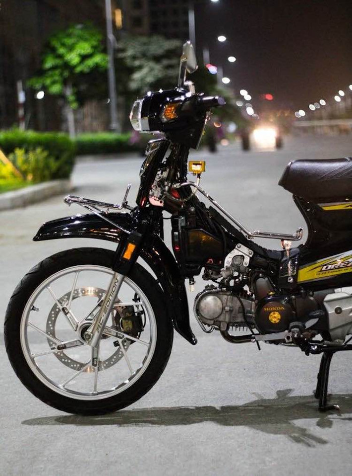 Dù là một chiếc Honda Dream đời cũ được sản xuất tại Thái Lan, tuy nhiên chiếc xe đã được người chơi thay dàn vỏ của xe máy Honda Super Dream Việt đời cuối, nổi bật với phần đầu dài hơn và chóa pha sáng hơn. "Dàn chân" của chiếc xe đã được thay cặp mâm "xương cá" từ Suzuki Raider.