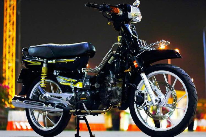Trong khi ở khu vực miền Bắc, những người chơi xe Honda Dream Thái thường chơi theo tiêu chí "về zin" thì ngược lại, các biker miền Nam lại thường độ chiếc xe theo phong cách kiểng. Chỉ với một số phụ tùng từ các dòng xe khác, chiếc Dream Thái của một biker Sài Gòn này đã "thoát xác" khỏi kiểu dáng đạo mạo để trở nên ấn tượng và trẻ hơn.