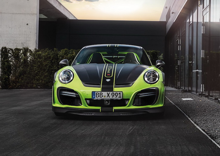 Để khiến thân xe ổn định hơn ở tốc độ cao, Techart đã phải thiết kế cho 911 Turbo bộ widebody hoàn toàn mới, đã được hãng phát triển bằng cách sử dụng hầm gió chuyên dụng. Ở tốc độ 300 km/h, bộ widebody mới này tạo ra lực nén thân xe xuống mặt đường lên tới 321 kg.