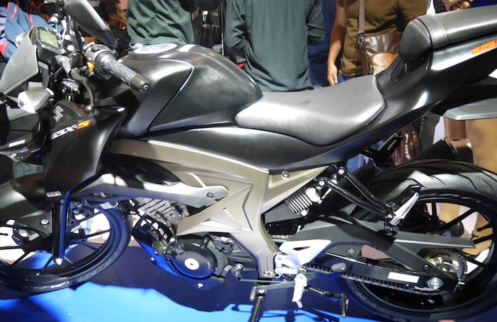 Là một mẫu naked bike, GSX-S150 đã không còn bộ quây gió ở hai bên thân nữa. Thay vào đó, chiếc xe có các tấm ốp góc cạnh chạy từ phần đầu và nối liền với bình xăng. Bên cạnh đó, bộ khung xe cũng đã được ốp kín bởi một tấm ốp với những đường nét dập nổi sắc cạnh,
