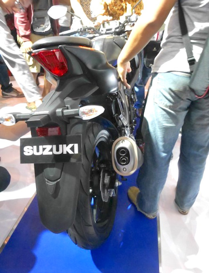 Tương tự như GSX-R150, phần đuôi của GSX-S150 cũng được vuốt cao và hẹp với đèn hậu đặt dọc. Trong khi đó, các đèn xi-nhan được tích hợp chung với pát biển số. Bánh trước của xe có bản lốp 90/80/17 trong khi bánh sau là 130/70/17. Dù được trang bị phanh đĩa cho cả 2 bánh nhưng phiên bản GSX-S150 tại Indonesia sẽ không có phanh ABS.