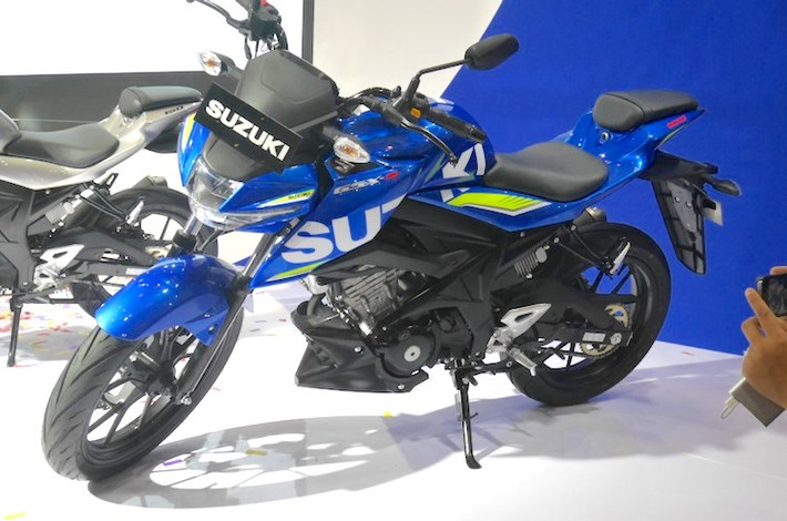 Tại một sự kiện của Suzuki vừa được tổ chức ở Indonesia, hãng xe Nhật Bản vừa ra mắt 2 mẫu xe côn tay phân khối nhỏ mới là Suzuki GSX-R150 và Suzuki GSX-S150. Trong khi GSX-R150 chính là phiên bản với dung tích động cơ lớn hơn của chiếc sportbike GSX-R125 vừa ra mắt thị trường châu Âu thì GSX-S150 lại là một dòng xe hoàn toàn mới.