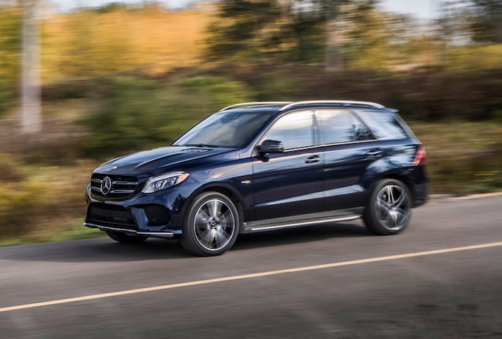 GLE 43 AMG có khả năng đạt 0-100 km/h chỉ trong 5,7 giây và tốc độ tối đa giới hạn điện tử ở mức 250 km/h. Bên cạnh những thay đổi về hệ động lực, xe còn có hệ thống treo khí AIR BODY CONTROL đã được cải tiến với giảm xóc chủ động 3 cấp độ, tay lái nhạy hơn cùng phanh lớn hơn.