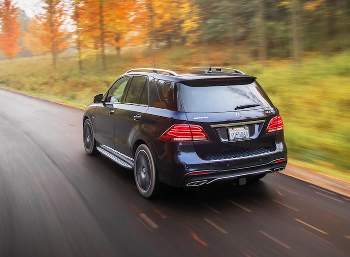Được tạo ra nhằm thay thế phiên bản GLE 400 cũ, Mercedes GLE 43 AMG mới sẽ chính thức được bán ra vào đầu năm 2017 với giá chưa được công bố. Tuy nhiên chắc chắn chiếc xe sẽ có giá khoảng 90.000 USD (tương đương khoảng hơn 2 tỷ đồng).
