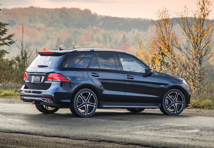 Cũng giống như các phiên bản 43 AMG khác, GLE 43 AMG có kiểu dáng bên ngoài ấn tượng hơn nhờ có bodykit thể thao, lưới tản nhiệt vân mô phỏng kim cương và bộ mâm 5 cánh kép 2 tông màu độc đáo.
