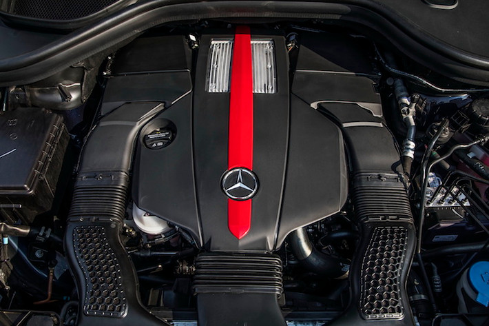 Tương tự như các phiên bản 43 AMG trước đó, trong khoang máy của GLE 43 AMG là khối động cơ 3l V6 tăng áp kép với công suất tối đa lên tới 362 mã lực và mô-men xoắn cực đại 520 Nm. Mức tiêu thụ nhiên liệu trung bình của xe là 8,6l/100 km, cùng với hàm lượng khí CO2 thải ra đạt 199g/km.