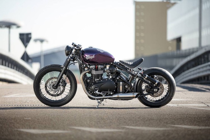Vốn đã có thiết kế được tối giản hết mức, bản độ Bobber của D&O còn "trần trụi" hơn. Cụm đồng hồ nguyên bản của chiếc xe đã được thay bằng đồng hồ tối giản Chrono Classic từ hãng Motogadget. Nghe có vẻ đơn giản, nhưng việc thay đồng hồ cũng rất khó khăn khi vốn những chiếc Triumph hiện đại đã có hệ thống điện phức tạp, mà dòng Bobber lại có vài bó dây khác với Bobber hay Thruxton.