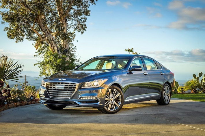 Tại triển lãm Los Angeles, thương hiệu xe sang Genesis của Hyundai đã giới thiệu phiên bản Genesis G80 2018 được nâng cấp nhẹ từ trong ra ngoài. Trước đây từng mang tên gọi Hyundai Genesis, đợt nâng cấp này của Genesis G80 nhằm kéo dài vòng đời cho chiếc xe, trước khi hãng thay thế nó bằng thế hệ mới.