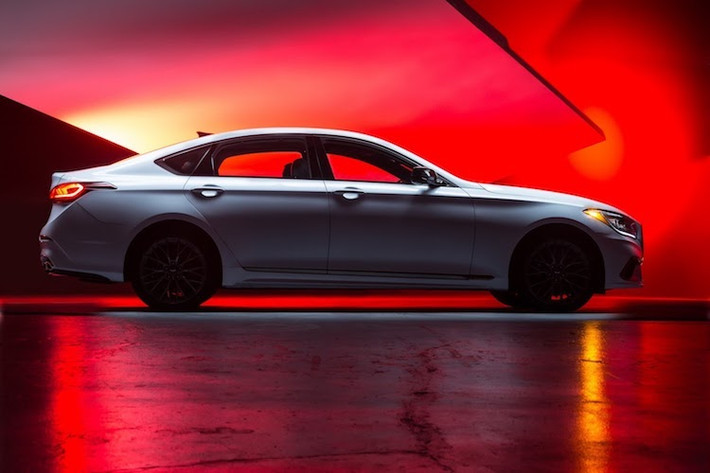 Ở hai bên thân xe, Hyundai Genesis G80 sport đã không thay đổi nhiều thiết kế của G80, chỉ bổ sung cho chiếc xe gương chiếu hậu với ốp bằng sợi carbon thể thao hơn. Ngoài ra, không thể không nhắc tới đó là bộ mâm đúc thể thao với thiết kế nhiều cánh được sơn đen mờ cực "ngầu", kết hợp cùng với lốp hiệu năng cao Continental ProContact tới từ Đức.