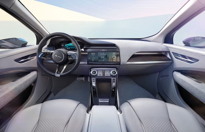 Ở bên trong nội thất, I-Pace gợi lên cảm giác đầy "cởi mở" và hiện đại nhờ mui kính toàn phần cùng các nút bấm cảm ứng. Chiếm trọn bảng điều khiển trung tâm của xe là một màn hình lớn, trong khi bảng đồng hồ của xe cũng là một màn hình hiển thị đa thông tin theo phong cách của tùy chọn Virtual Cockpit trên các dòng xe Audi.