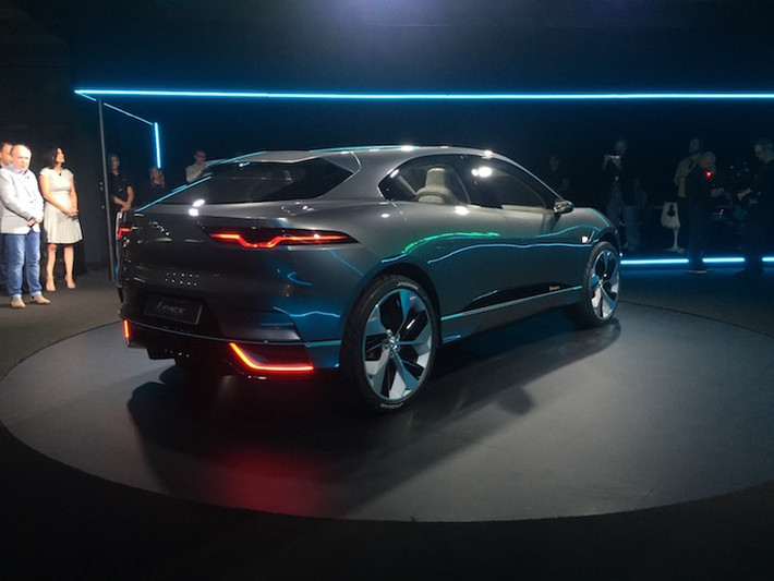 Tuy nhiên phải tới nửa sau 2018, mẫu xe I-Pace mới chính thức được bán ra thị trường. Học theo đối thủ là hãng xe điện Tesla, Jaguar cũng áp dụng hình thức đặt hàng trước qua website của họ ngay từ bây giờ.