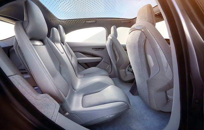 Dù có vẻ ngoài khá gọn gàng nhưng bên trong nội thất, I-Pace có không gian rất rộng rãi. Theo hãng xe Jaguar, khoảng để chân hàng ghế sau của xe sẽ tương đương với các dòng xe cỡ trung từ đối thủ, trong khi khoang hành lý của xe không chỉ có chiều dài mà còn cả chiều sâu lớn.