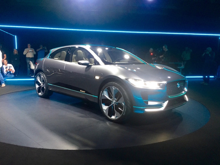 Với I-Pace, Jaguar cũng thể hiện "ý đồ" sẵn sàng chuyển sang sử dụng năng lượng điện khi trang bị cho chiếc xe hệ động lực điện toàn phần. Được trang bị mô-tơ điện ở cả trục trước và sau, I-Pace có công suất tối đa 400 mã lực và mô-men xoắn cực đại lên tới 700 Nm.