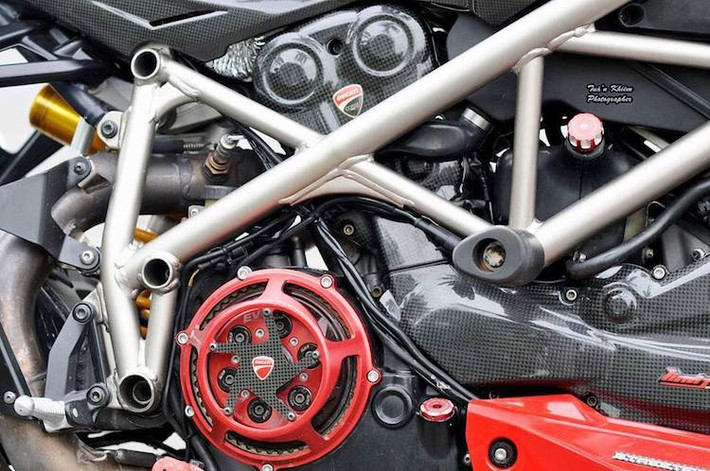 Đặc biệt, xe đã được nâng cấp với bộ ly hợp khô Ducabike đầy cá tính với nồi hở độc đáo. Ngoài ra, bộ nắp ốp dây curoa đặc trưng của khối động cơ L-Twin Ducati cũng đã được thay bằng sợi carbon cá tính hơn.
