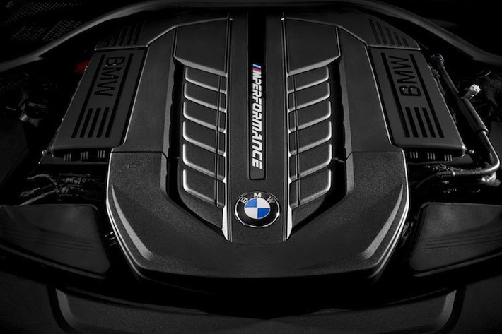 Khác với các phiên bản 7 Series khác, M760i xDrive được trang bị động cơ V12 6.6l tăng áp kép với công suất tối đa 601 mã lực và mô-men xoắn cực đại 800 Nm. Đây là khối động cơ đã từng xuất hiện trên siêu xe sang Rolls-Royce Ghost.