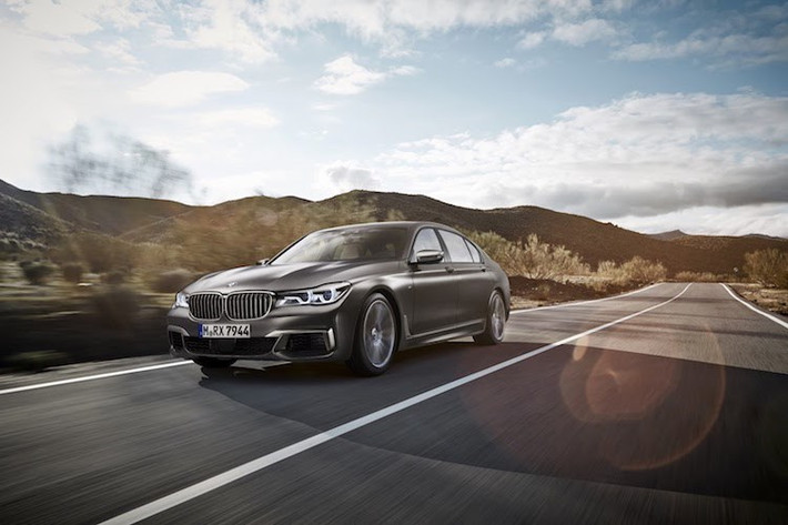Không chỉ mạnh mẽ, M760i xDrive còn có khả năng điều khiển chính xác và thể thao hơn nhờ được trang bị sẵn gói tùy chọn Executive Drive Pro với hệ thống treo chủ động và phanh M-Sport với đĩa đường kính 19 inch. Tại Mỹ, giá của một chiếc M760i xDrive bắt đầu từ 153.800 USD (tương đương 3,44 tỷ đồng).