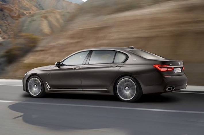 Dù là mẫu xe đắt nhất của dòng 7 Series nhưng trên thực tế, M760i xDrive vẫn là mẫu sedan hạng sang với động cơ 12 xi-lanh rẻ nhất trên thị trường. So với chiếc S600 của Mercedes, chiếc xe rẻ hơn tới 16.950 USD và chiếc S65 AMG thể thao nhất dòng S-Class có giá đắt hơn tới 73.100 USD. Trong khi đó, mọi chiếc xe khác với động cơ 12 xi-lanh từ Bentley, Rolls-Royce và Aston Martin đều có giá trên 200.000 USD.