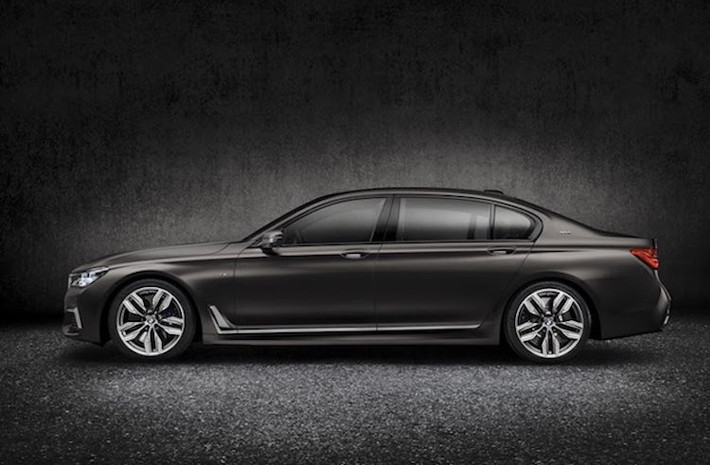 So với các phiên bản 7 Series thấp hơn, M760i xDrive nổi bật nhờ có bộ bodykit thể thao tới tự bộ phận M-Performance.