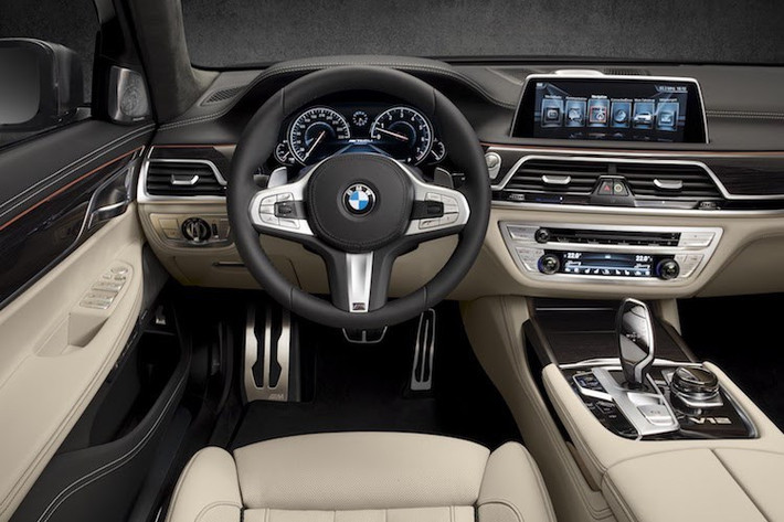 Bên trong nội thất của M760i xDrive cũng được nâng cấp với các chi tiết ốp từ bộ phận đặt hàng riêng BMW Individual, logo V12 ở bệ điều khiển trung tâm và tay lái thể thao.