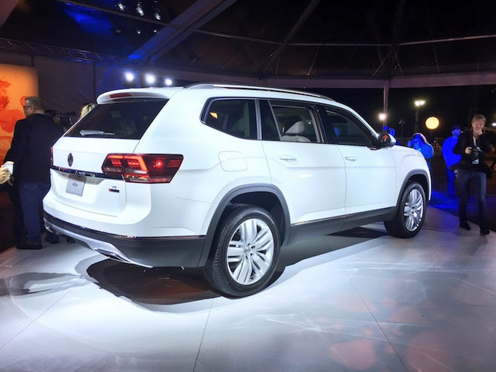 Crossover 7 chỗ Atlas sẽ được Volkswagen sản xuất tại nhà máy cảu hãng tại Chattanooga, Tennesse, Mỹ trong thời gian tới. Hãng cũng sẽ bắt đầu bán ra chiếc xe từ mùa xuân 2017 tại Mỹ với mức giá chưa được tiết lộ.