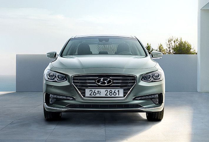 Theo Hyundai, thế hệ Grandeur mới nhất này sẽ là "kim chỉ nam" cho một thời kỳ mới về thiết kế của hãng. So với thế hệ trước, có thể thấy Grandeur mới đã trở nên "mượt mà" và sang trọng hơn. Với cặp đèn pha LED, lưới tản nhiệt lục giác và cản trước với dải nẹp mạ chrome, phần đầu của Azera gợi nhớ về chiếc xe sang G90 của thương hiệu Genesis.