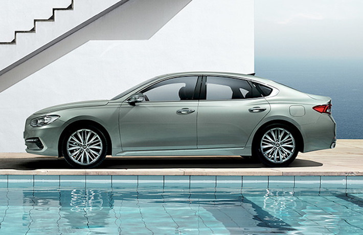 Có kích thước dài 4930 mm, rộng 1865 mm, cao 1470 mm và độ dài trục cơ sở 2845 mm, Hyundai Grandeur 2017 dài hơn và rộng hơn so với phiên bản hiện tại. Với kích thước như trên, chiếc xe cũng được xếp vào phân khúc xe sang hạng trung, ngang với Lexus ES hay Toyota Avalon.