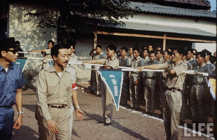 Các binh sĩ trên thao trường.