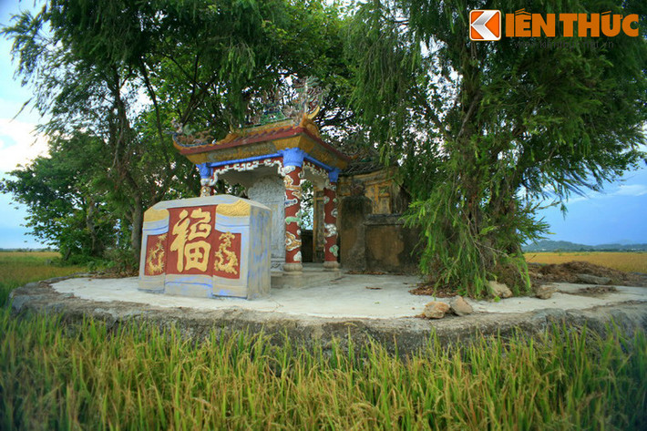 Cồn Miệu là một gò đất nằm giữa cánh đồng, vào mùa nước nổi trở thành một hòn đảo nằm giữa biển nước mênh mông. Trên cồn có một ngôi miếu cổ tuổi đời hàng thế kỷ.