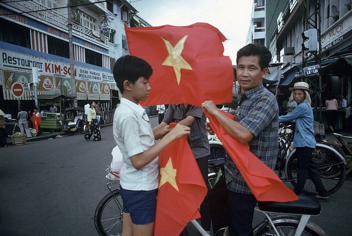 Cậu bé này đã bán được một lá cờ.