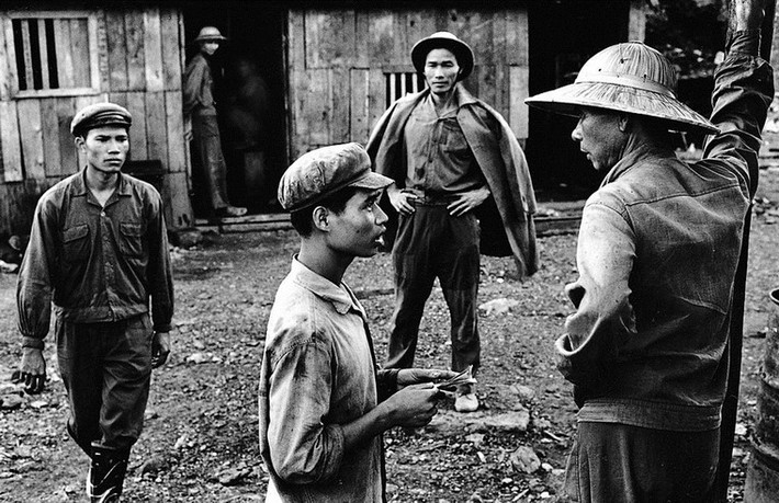 Các thợ mỏ nói chuyện với nhau tại mỏ than lộ thiên ở Cẩm Phả.