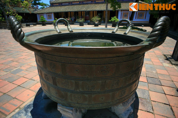 Hai chiếc vạc đều được đúc dưới thời chúa Nguyễn Phúc Tần (1620 - 1687). Chiếc thứ nhất đúc năm 1660, nặng 1.552kg. Chiếc thứ hai đúc năm 1662, nặng 1.489kg. Cả hai đều có bốn quai, đường kính miệng trên 1,2 m, cao trên 1 m.
