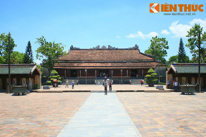 Cố đô Huế ngày nay còn lưu giữ lại 15 chiếc vạc đồng cổ được đúc dưới thời nhà Nguyễn. Trong số đó, nổi tiếng nhất là hai chiếc vạc đặt tại sân điện Cần Chánh trong Tử Cấm Thành.