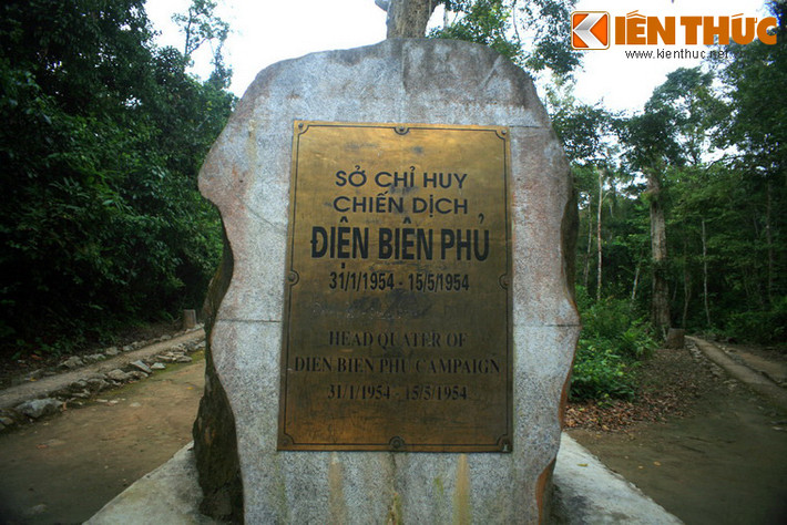 Sở chỉ huy chiến dịch Điện Biên Phủ nằm tại xã Mường Phăng, huyện Điện Biên cách thành phố Điện Biên Phủ 25 km về phía Đông, là một di tích lịch sử quan trọng của chiến thắng chấn động địa cầu 6 thập kỷ trước.