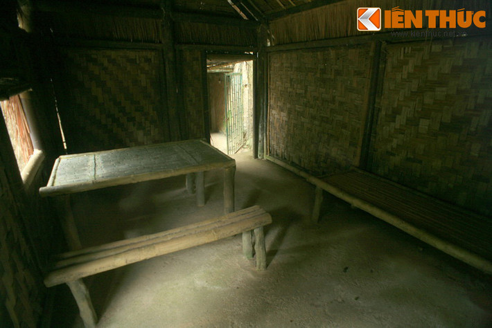 Gian bên trái là nơi làm việc, nghỉ ngơi của Đại tướng. Nội thất trong cả hai gian đều làm bằng tre, nứa.