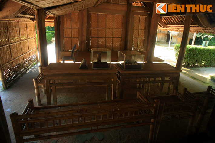 Đây là một ngôi nhà 5 gian và 2 chái, trong đó ba gian ngoài là nơi cụ Đường dạy học. Ngôi nhà cũng là nơi bà Hoàng Thị Loan - thân mẫu của Bác Hồ - sinh ra và lớn lên, là lớp học đầu tiên ươm trồng tài năng của ông Nguyễn Sinh Sắc - thân phụ của Người.